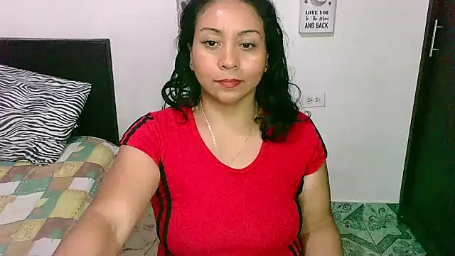 Snapshot of zaray_bella chatting on 02-14-25, 02:07 zaray bella online show from 02-14-25, 02:07