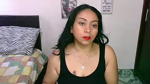 Snapshot of zaray_bella chatting on 02-14-25, 10:25 zaray bella online show from 02-14-25, 10:25