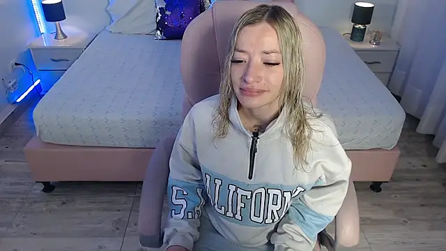 zoe jones13 online show from 02-24-26, 03:37