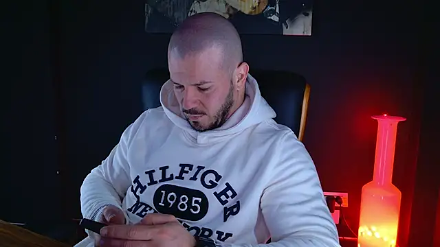 Snapshot of AngeloEric chatting on 01-07-25, 06:27 AngeloEric online show from 01-07-25, 06:27