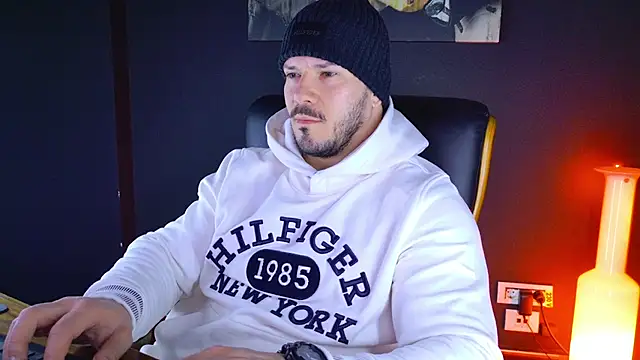 Snapshot of AngeloEric chatting on 01-28-25, 04:39 AngeloEric online show from 01-28-25, 04:39