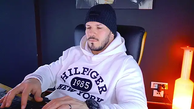 Snapshot of AngeloEric chatting on 01-28-25, 01:49 AngeloEric online show from 01-28-25, 01:49