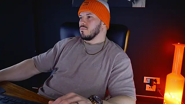 Snapshot of AngeloEric chatting on 02-02-25, 06:58 AngeloEric online show from 02-02-25, 06:58