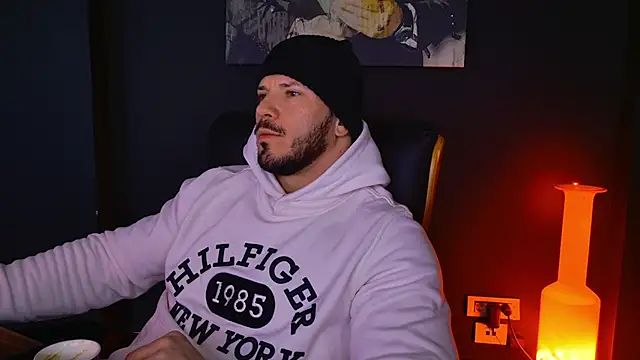 Snapshot of AngeloEric chatting on 02-06-25, 09:11 AngeloEric online show from 02-06-25, 09:11