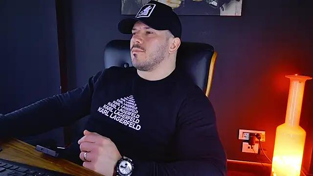 Snapshot of AngeloEric chatting on 02-11-25, 06:51 AngeloEric online show from 02-11-25, 06:51