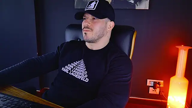 Snapshot of AngeloEric chatting on 02-11-25, 09:53 AngeloEric online show from 02-11-25, 09:53