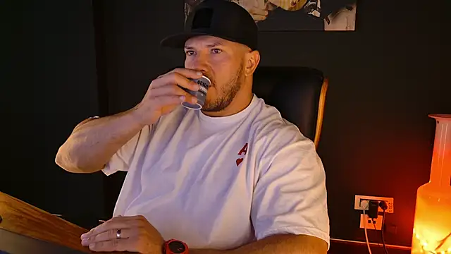 Snapshot of AngeloEric chatting on 09-29-25, 06:40 AngeloEric online show from 09-29-25, 06:40