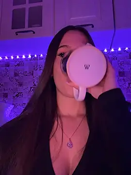 EricaWalls online show from 12-23-24, 01:40