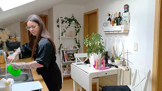 Snapshot of BrownieyQueen chatting on 02-28-25, 07:58 BrownieyQueen online show from 02-28-25, 07:58