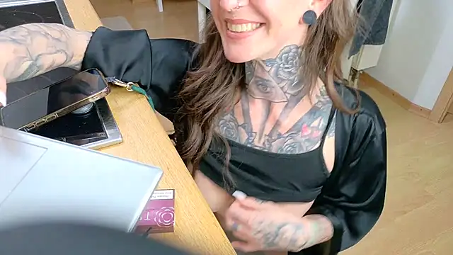 Snapshot of BrownieyQueen chatting on 03-10-25, 09:43 BrownieyQueen online show from 03-10-25, 09:43