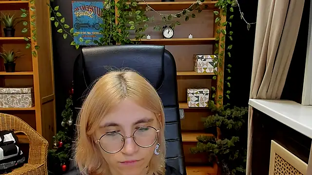 Moon13152 online show from 12-19-24, 12:02