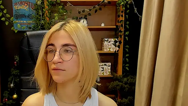 Moon13152 online show from 12-30-24, 04:19