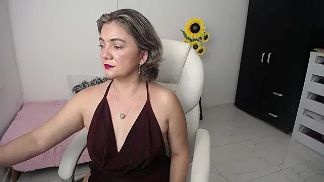 Snapshot of Chiraz_hasnaa chatting on 01-01-25, 08:26 Chiraz hasnaa online show from 01-01-25, 08:26