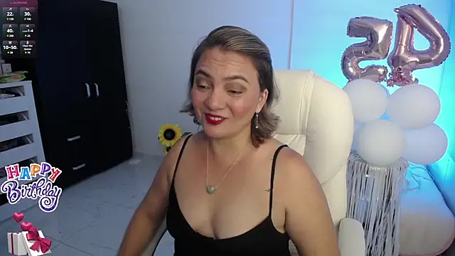 Snapshot of Chiraz_hasnaa chatting on 01-12-25, 11:36 Chiraz hasnaa online show from 01-12-25, 11:36