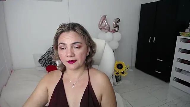 Snapshot of Chiraz_hasnaa chatting on 01-27-25, 11:54 Chiraz hasnaa online show from 01-27-25, 11:54