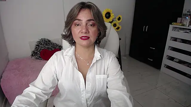 Snapshot of Chiraz_hasnaa chatting on 02-14-25, 10:36 Chiraz hasnaa online show from 02-14-25, 10:36