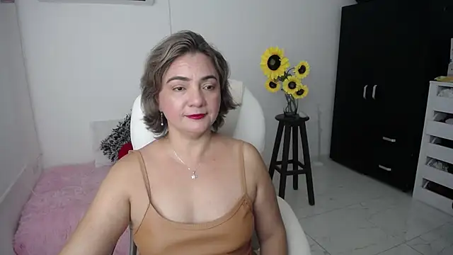 Snapshot of Chiraz_hasnaa chatting on 02-20-25, 11:32 Chiraz hasnaa online show from 02-20-25, 11:32