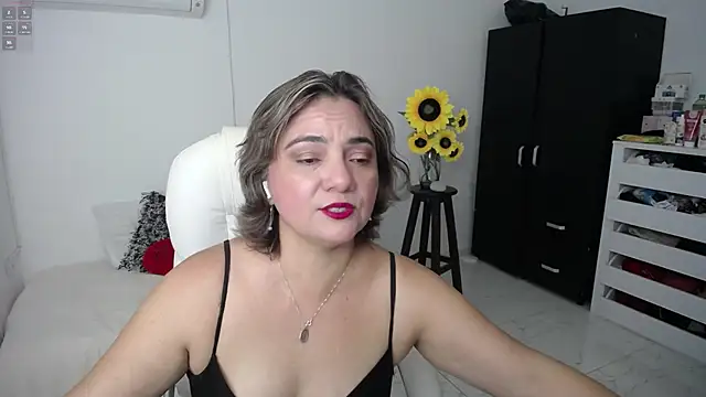 Snapshot of Chiraz_hasnaa chatting on 03-06-25, 11:09 Chiraz hasnaa online show from 03-06-25, 11:09