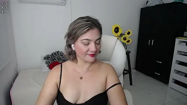 Snapshot of Chiraz_hasnaa chatting on 03-14-25, 01:24 Chiraz hasnaa online show from 03-14-25, 01:24