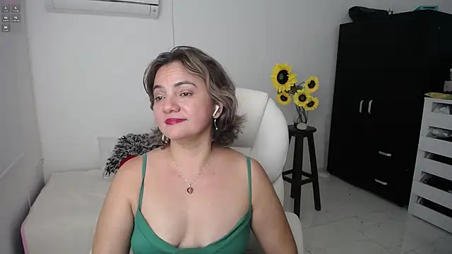 Snapshot of Chiraz_hasnaa chatting on 03-15-25, 09:49 Chiraz hasnaa online show from 03-15-25, 09:49