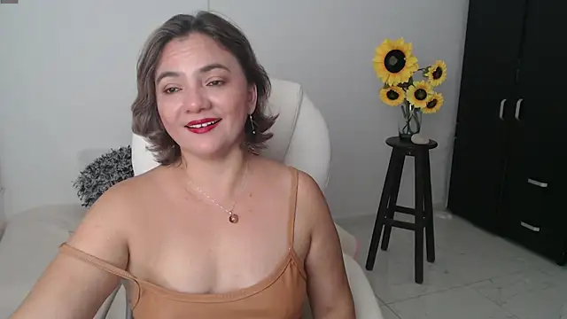 Snapshot of Chiraz_hasnaa chatting on 03-21-25, 12:51 Chiraz hasnaa online show from 03-21-25, 12:51