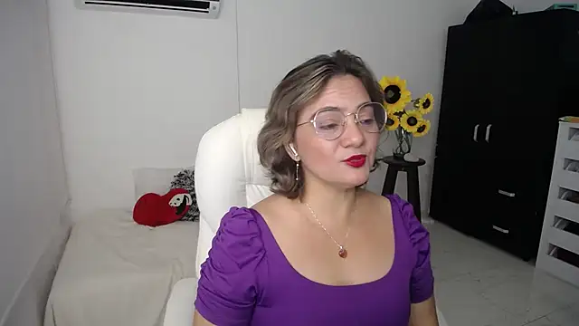 Snapshot of Chiraz_hasnaa chatting on 03-22-25, 11:31 Chiraz hasnaa online show from 03-22-25, 11:31