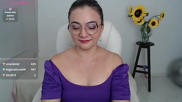 Snapshot of Chiraz_hasnaa chatting on 10-25-25, 04:24 Chiraz hasnaa online show from 10-25-25, 04:24