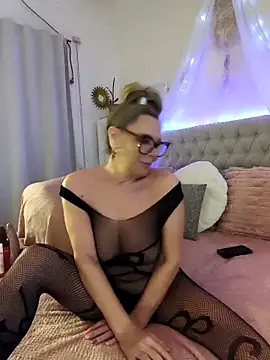 lolavalecuatro online show from 09-15-25, 10:10