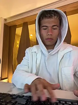 Logan smith1 online show from 02-15-25, 06:02