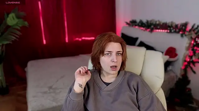 Snapshot of FoxyRayy chatting on 11-25-25, 09:09 FoxyRayy online show from 11-25-25, 09:09