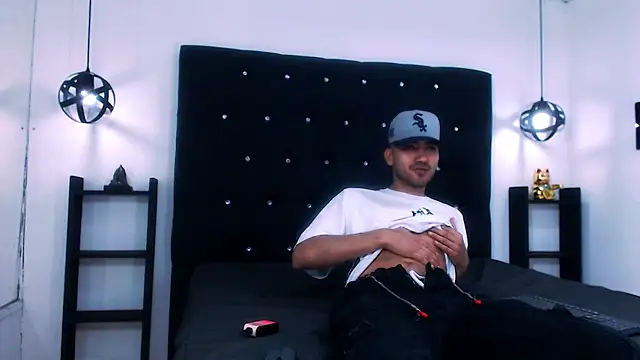 Snapshot of Liam_crox chatting on 12-15-24, 03:31 Liam crox online show from 12-15-24, 03:31