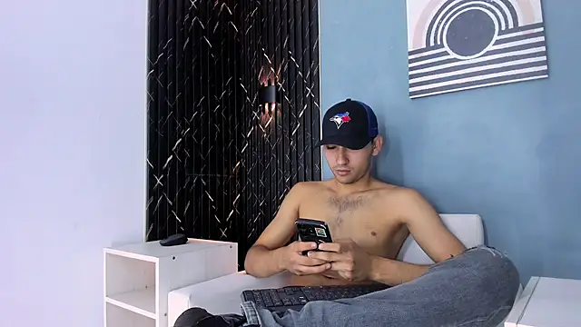 Snapshot of Liam_crox chatting on 12-30-24, 07:32 Liam crox online show from 12-30-24, 07:32