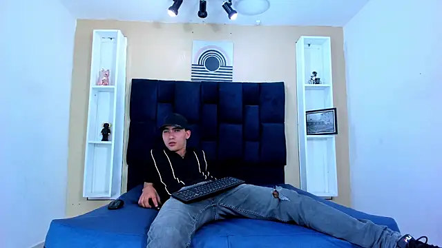 Snapshot of Liam_crox chatting on 02-15-25, 03:28 Liam crox online show from 02-15-25, 03:28