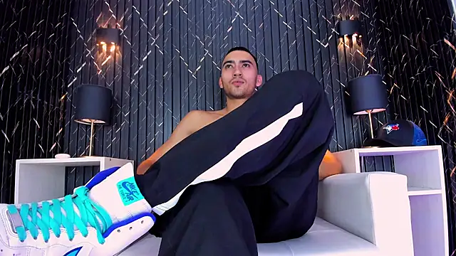 Snapshot of Liam_crox chatting on 02-21-25, 03:43 Liam crox online show from 02-21-25, 03:43