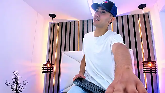 Snapshot of Liam_crox chatting on 03-17-25, 01:08 Liam crox online show from 03-17-25, 01:08