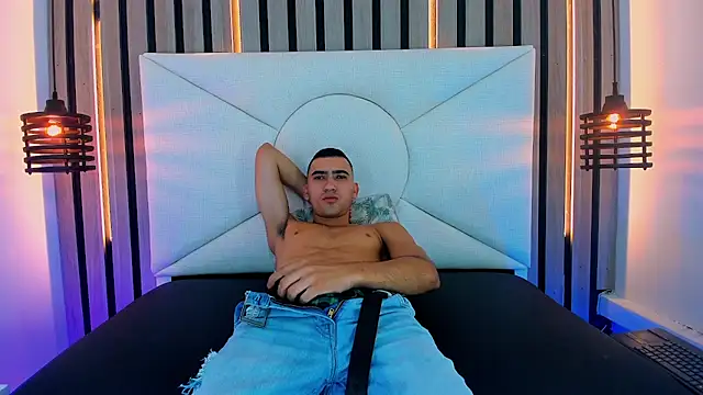 Snapshot of Liam_crox chatting on 03-22-25, 03:20 Liam crox online show from 03-22-25, 03:20