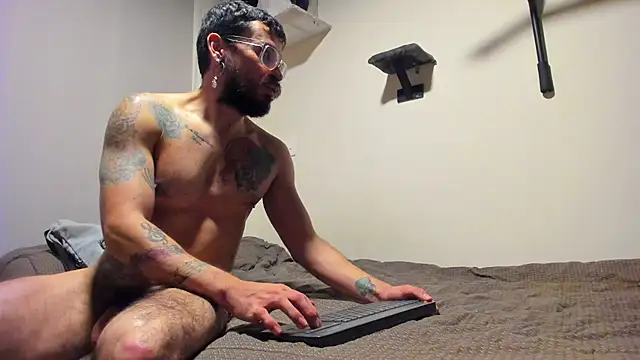 Snapshot of leondevereda chatting on 10-21-25, 01:17 leondevereda online show from 10-21-25, 01:17