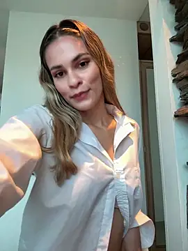 Snapshot of cuteluci_ chatting on 02-20-26, 11:43 cuteluci online show from 02-20-26, 11:43