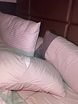 CrownedNyaries online show from 12-28-24, 01:59