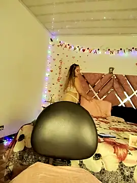 Snapshot of LaurenWelly_ chatting on 02-14-25, 11:42 LaurenWelly online show from 02-14-25, 11:42