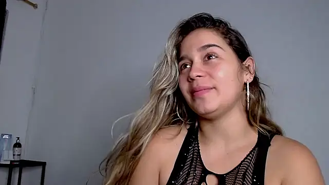 Snapshot of LaurenWelly_ chatting on 03-02-25, 03:02 LaurenWelly online show from 03-02-25, 03:02