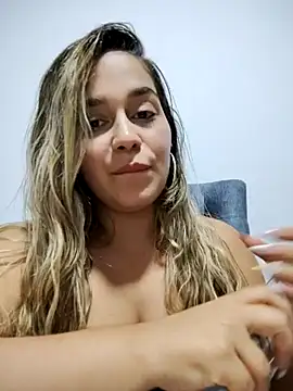 Snapshot of LaurenWelly_ chatting on 03-06-25, 01:37 LaurenWelly online show from 03-06-25, 01:37