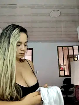 Snapshot of LaurenWelly_ chatting on 03-22-25, 12:04 LaurenWelly online show from 03-22-25, 12:04