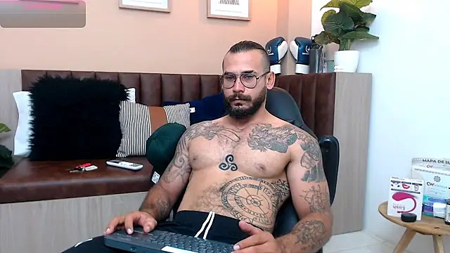 Snapshot of hanz_col chatting on 03-13-25, 11:08 hanz col online show from 03-13-25, 11:08
