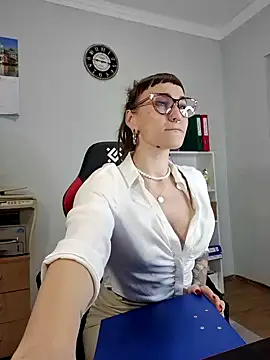 Snapshot of FoxRineHelen chatting on 02-10-25, 02:16 FoxRineHelen online show from 02-10-25, 02:16