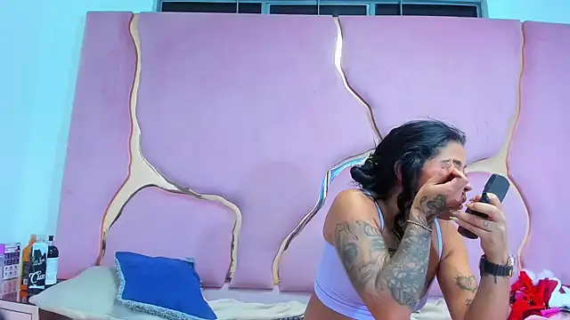 Snapshot of MelissaAndZeuss chatting on 12-31-24, 08:26 MelissaAndZeuss online show from 12-31-24, 08:26