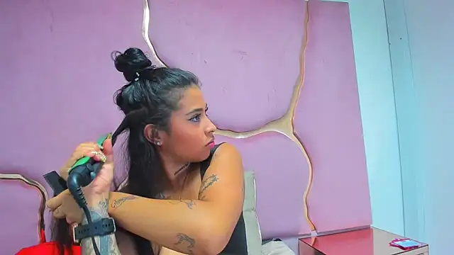 Snapshot of MelissaAndZeuss chatting on 01-09-25, 05:23 MelissaAndZeuss online show from 01-09-25, 05:23