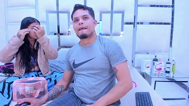 Snapshot of MelissaAndZeuss chatting on 01-28-25, 05:00 MelissaAndZeuss online show from 01-28-25, 05:00