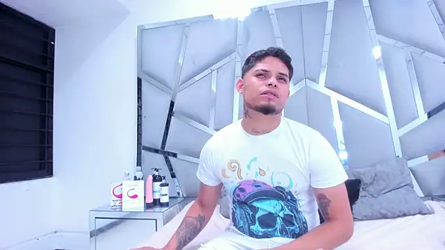 Snapshot of MelissaAndZeuss chatting on 02-20-25, 05:23 MelissaAndZeuss online show from 02-20-25, 05:23