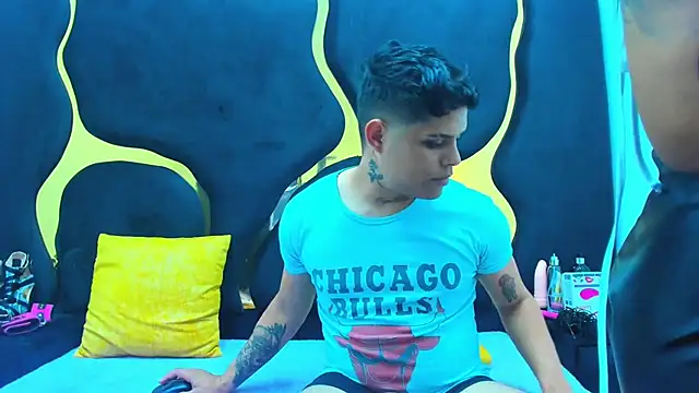 Snapshot of MelissaAndZeuss chatting on 03-12-25, 03:13 MelissaAndZeuss online show from 03-12-25, 03:13